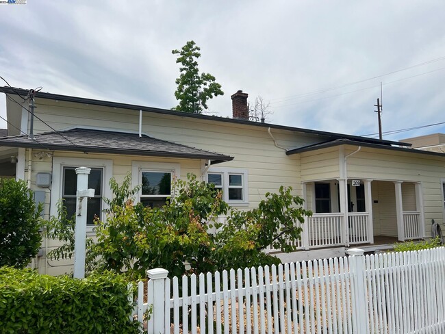Building Photo - 209 McLeod St
