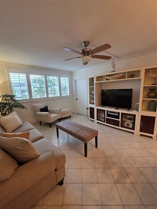 Building Photo - 1333 E Hallandale Beach Blvd