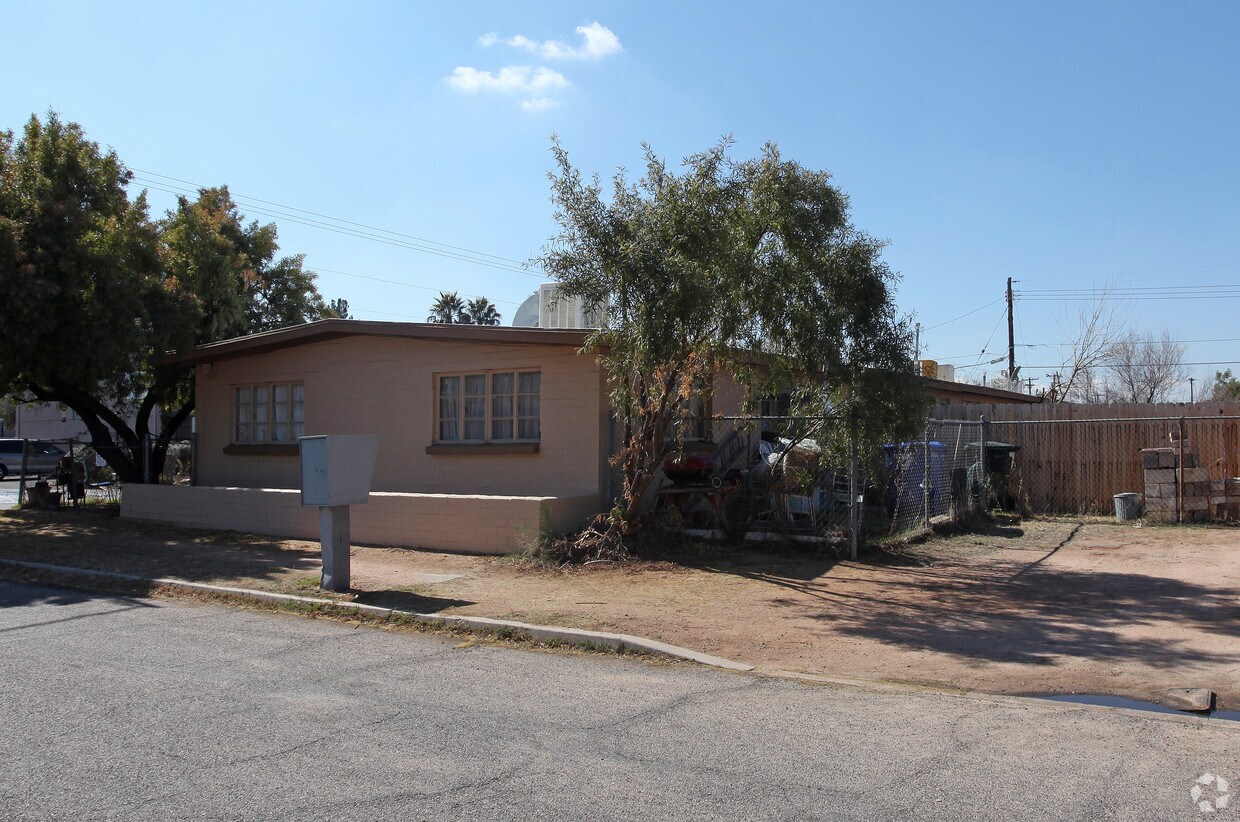 Building Photo - 3831 E Flower St