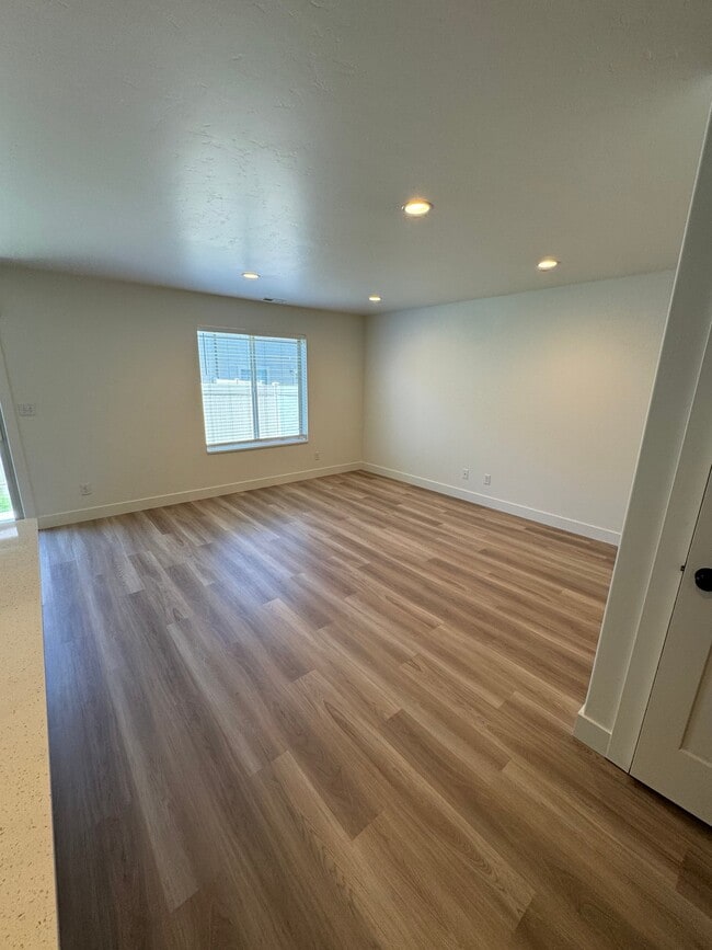 Building Photo - 494 340 W
