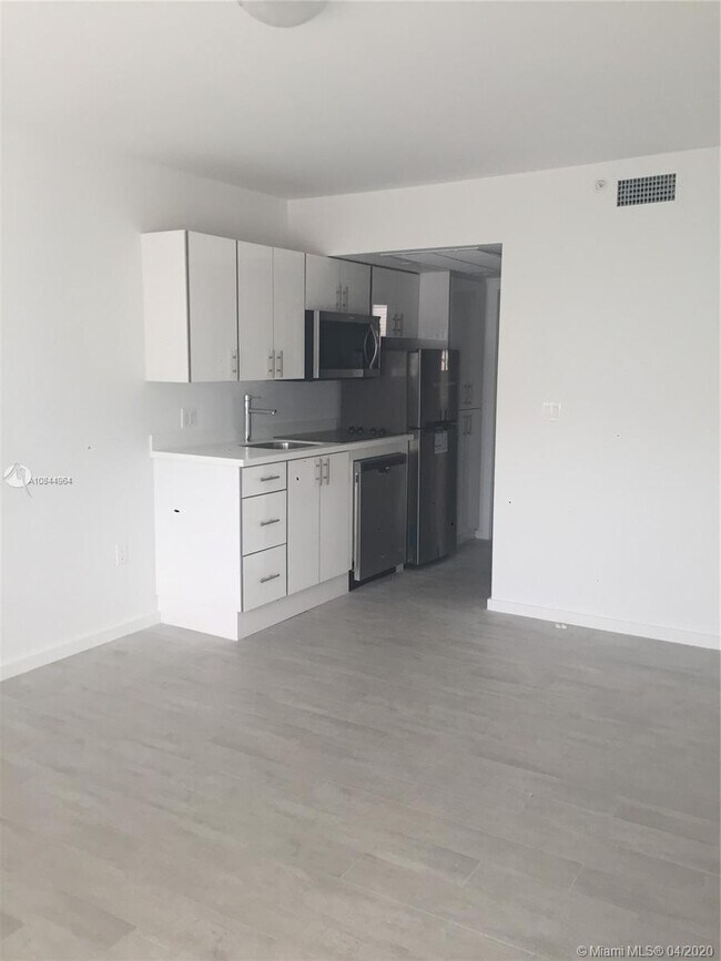 Building Photo - 1601  Meridian Ave 104 Miami Beach Fl 33139