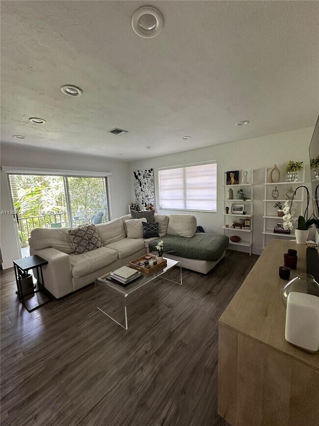 Building Photo - 9392 SW 77th Ave