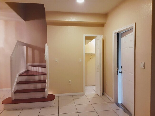 Building Photo - 1425 SE 24th Ct