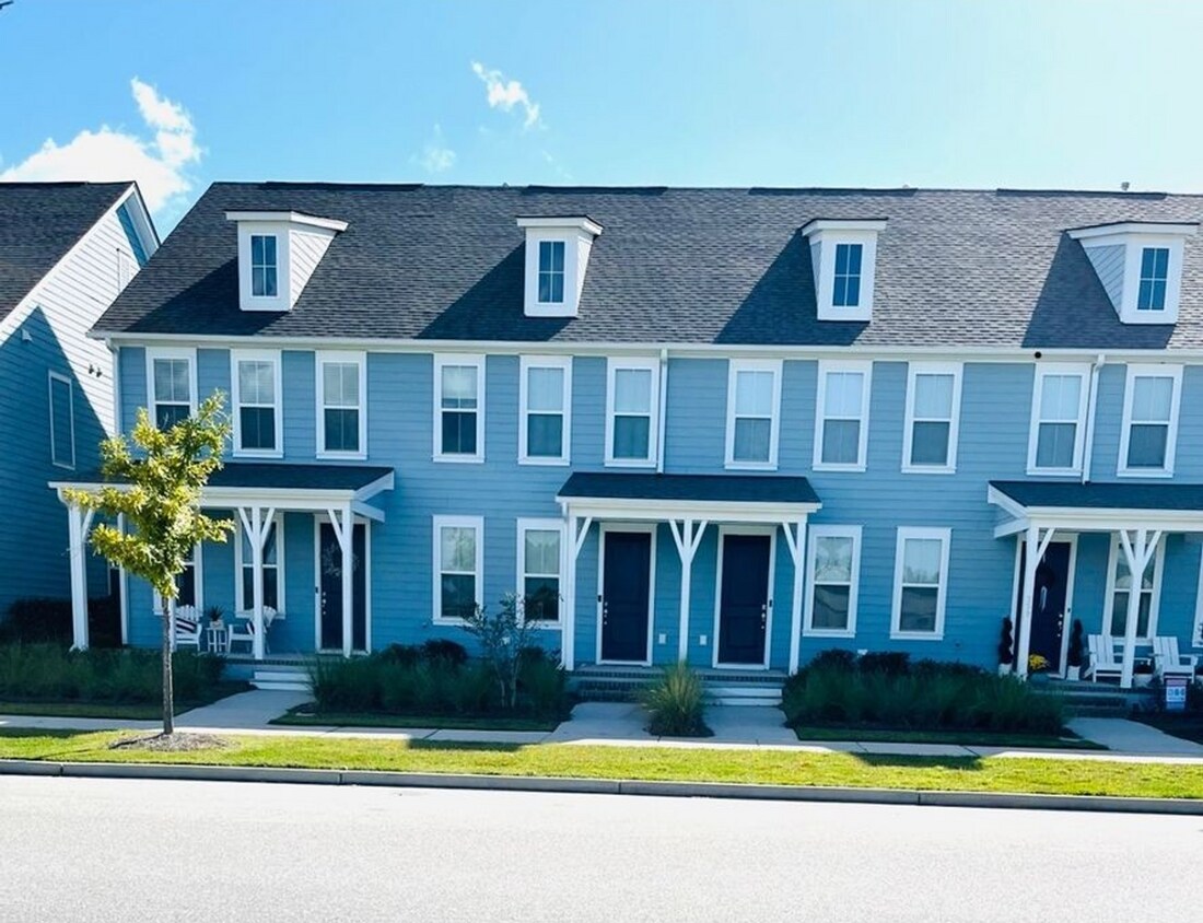 Foto principal - Stunning 2 Bed 2.5 Bath Townhome!