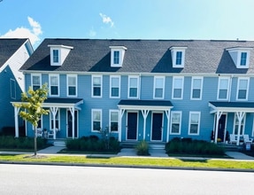 Building Photo - 561 Blueway Ave