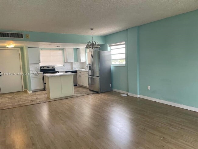 Building Photo - 16410 Miami Dr
