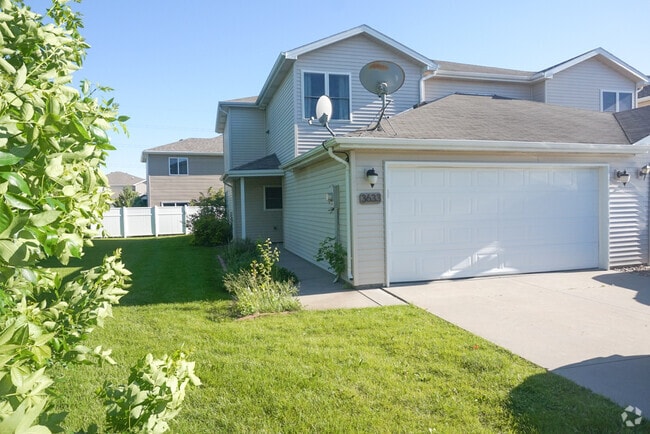 Building Photo - 3633 McLaughlin Dr
