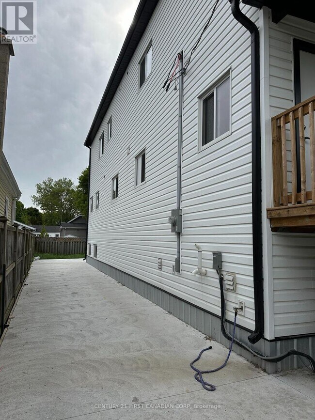 Building Photo - 263 Sanders St