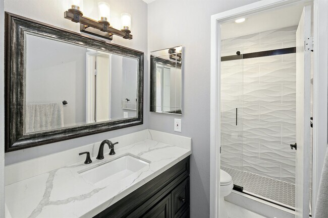 Building Photo - Beautiful Mission Plaza - excellent Locati...