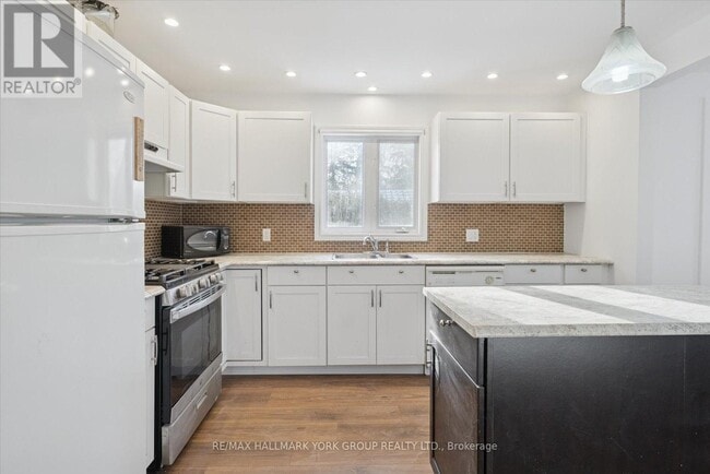 Building Photo - 27008 Kennedy Rd