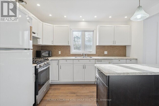 Photo du bâtiment - 27008 Kennedy Rd