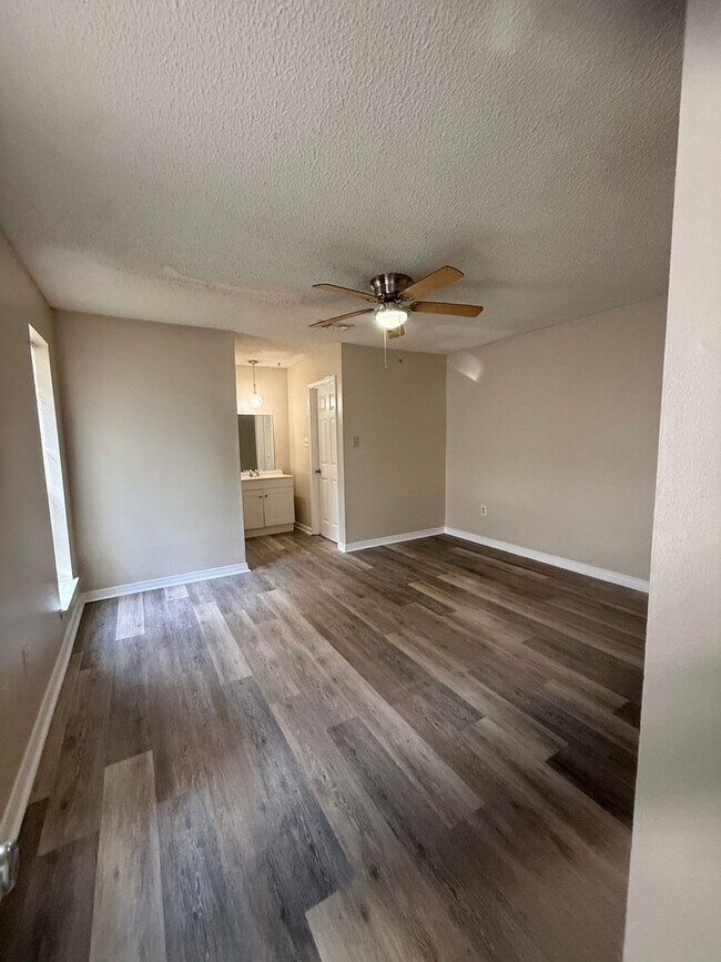 Foto del edificio - 3027 O'Neal Ln