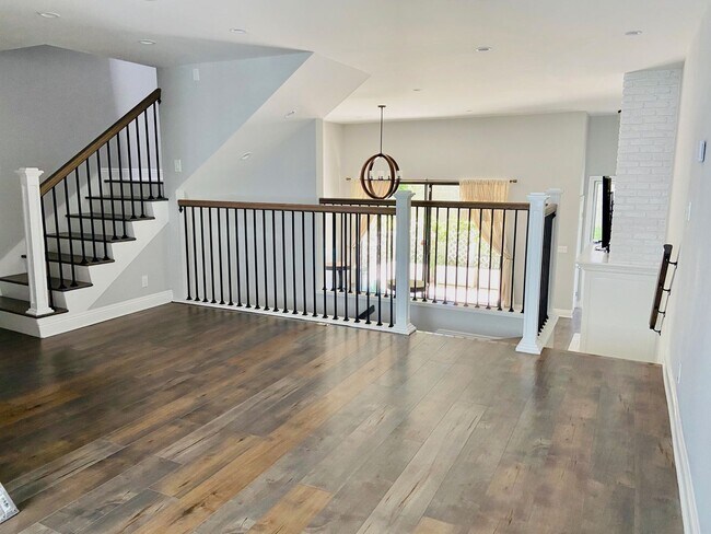 Foto del edificio - Gorgeous Venice Townhouse w/Upgrades Galore close to Beach+Canals w/Laundry+Garage+Pool