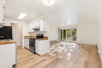 Building Photo - 11004 NE 68th St