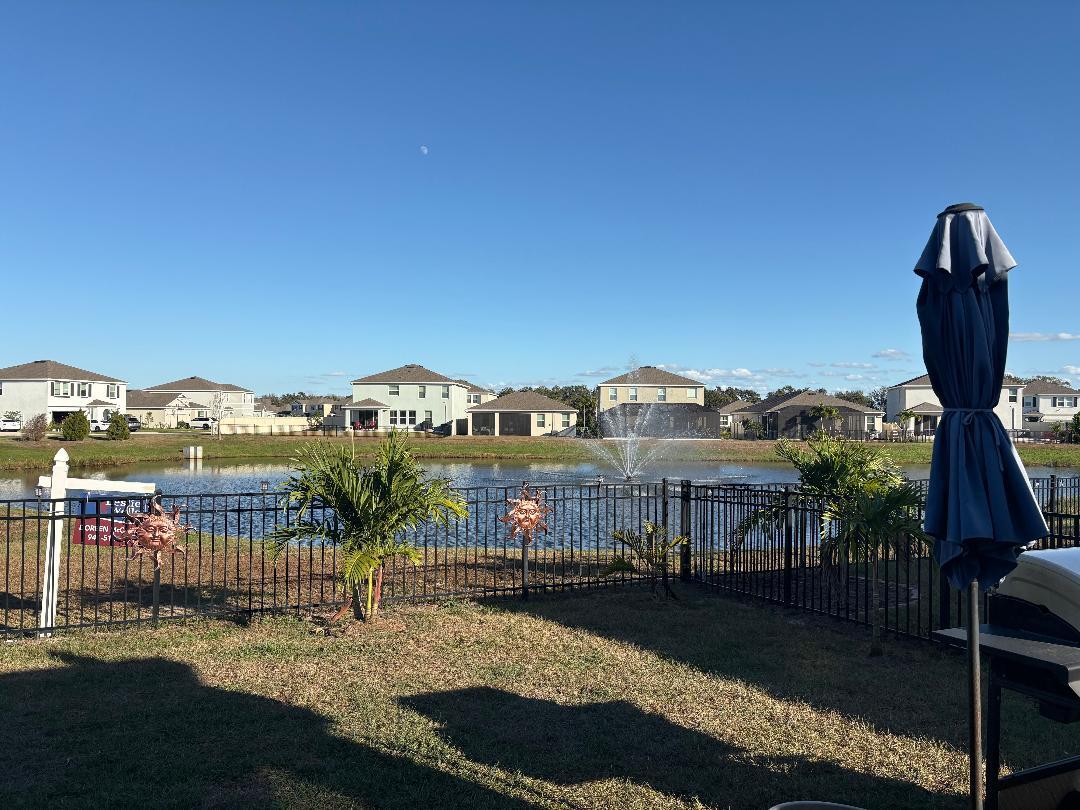 Sentado de espaldas en el lago con la cerca del patio trasero - 12404 Dora Trl