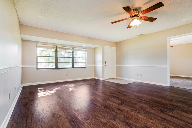 Building Photo - 537 SE Starflower Ave