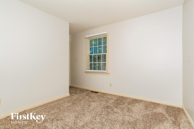 Foto del edificio - 5130 Lakeside Dr