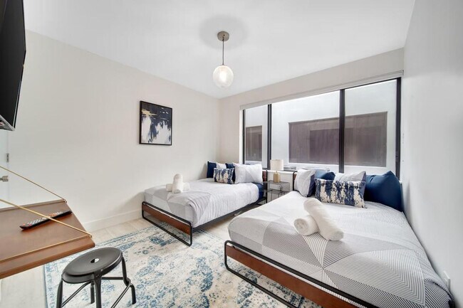 Building Photo - 1432 SW 22nd Ave