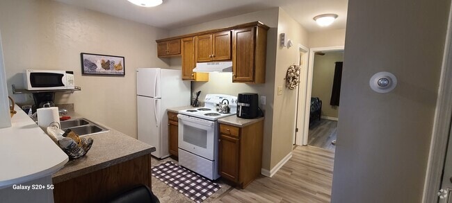 Building Photo - Furnished Units Available - 2131 Westmead