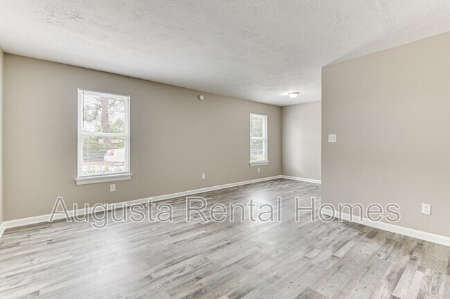 Building Photo - 152 Conifer Dr