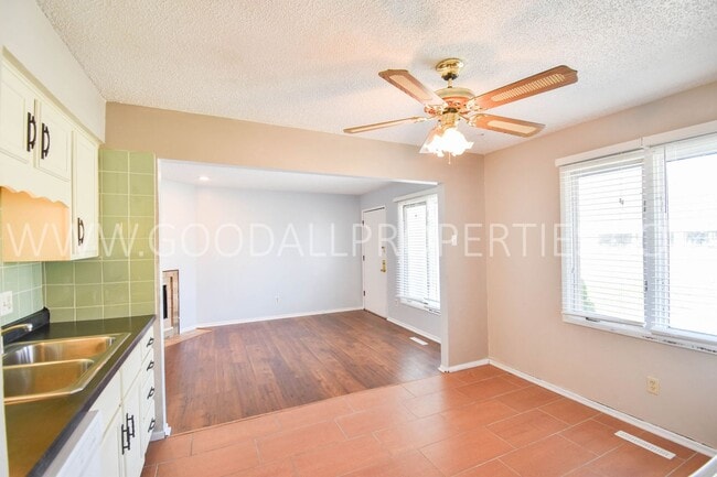 Foto del edificio - 2 Bedroom 1 bath duplex with unfinished basement near Merle Hay Mall