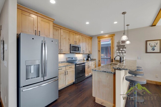 Foto del edificio - Beautiful Furnished Townhome with infared sauna, finished garage and community amenties