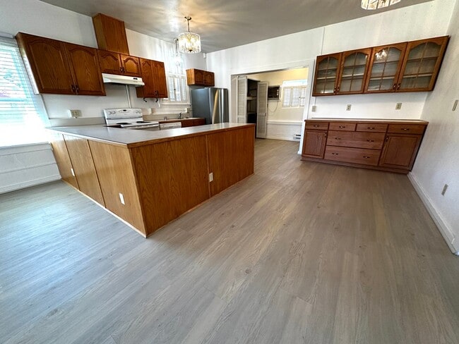 Building Photo - Two bedroom, one bath on west Line Street