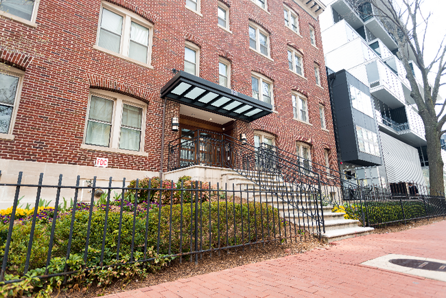 Building Photo - 1121 24th St NW