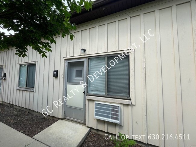Building Photo - ***DOWNERS GROVE / HEAT INCL / WALK TO TRA...
