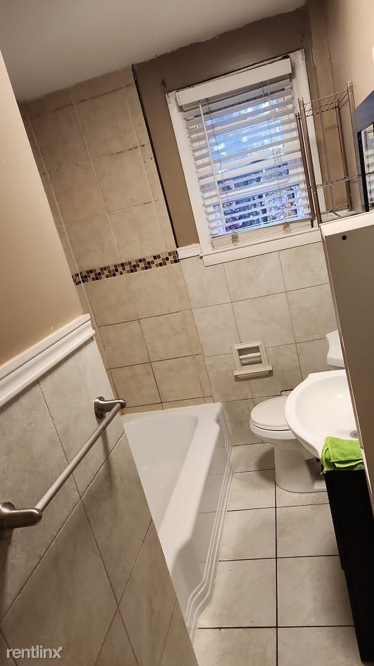 Foto del edificio - 2 br, 1 bath Duplex - 117 Angell Avenue 1