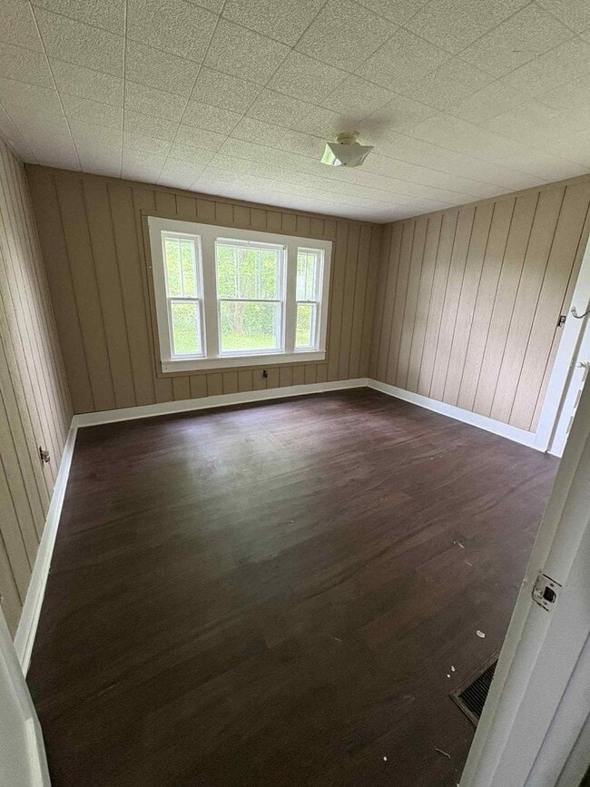 Building Photo - Small Family Home!