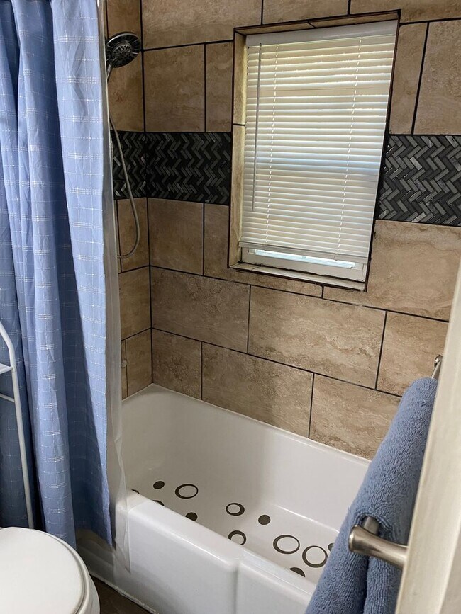 Building Photo - 2 Bedroom Single Family Home in Baytown
