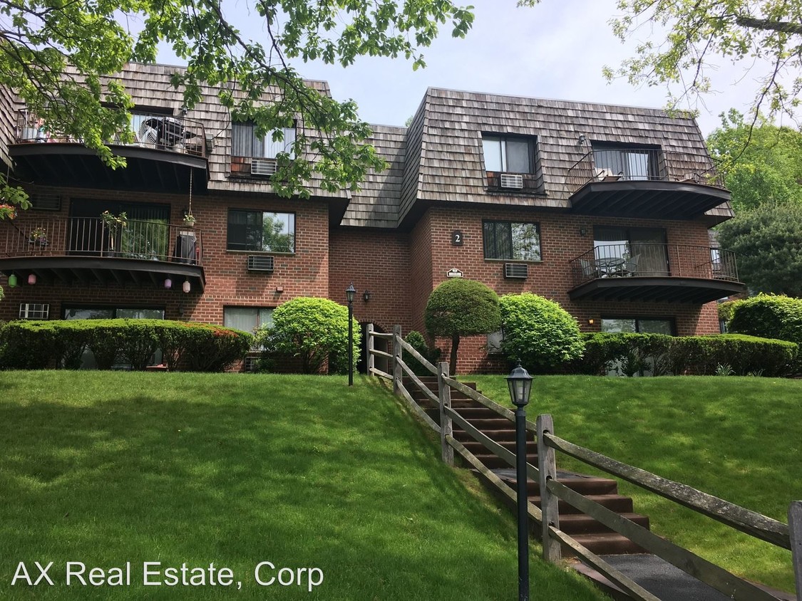 Primary Photo - 2 Briarcliff Dr S