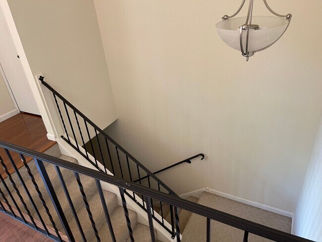 Building Photo - 222 Virginia 3 bed 2 bath apartment in his...