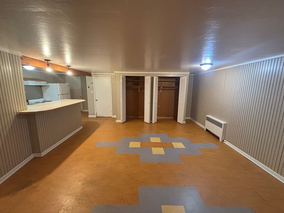 Foto principal - Spacious 2BR Basement Apartment – Utilitie...