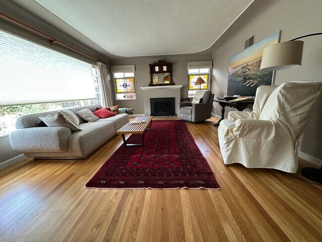 Building Photo - 3 Bedroom in Seabright! Walk to the beach!