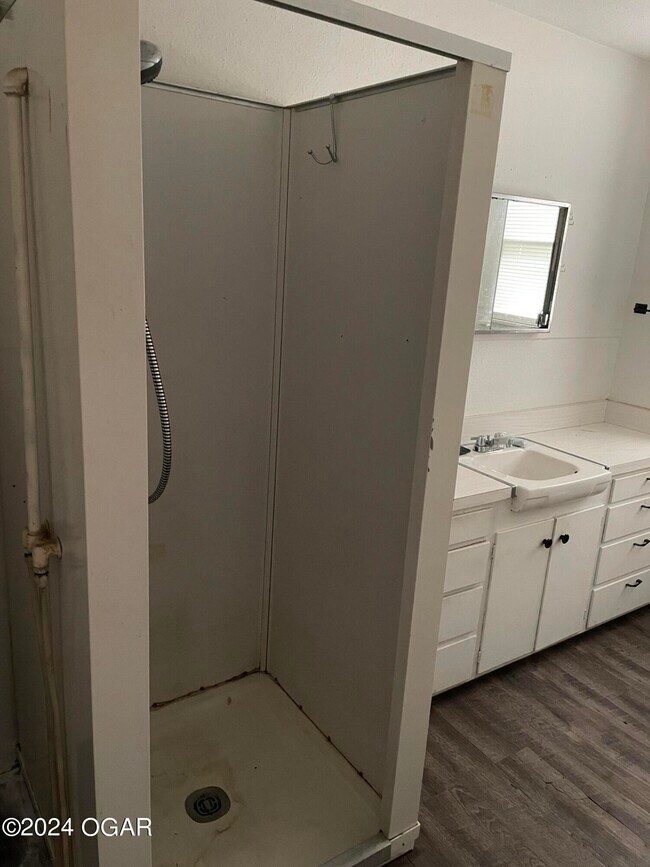 Foto del edificio - 120 N Moffet Ave