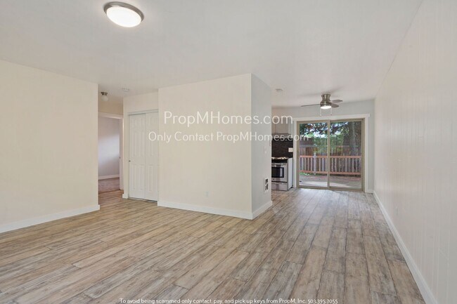 Building Photo - Updated Two Bedroom Duplex in SE!