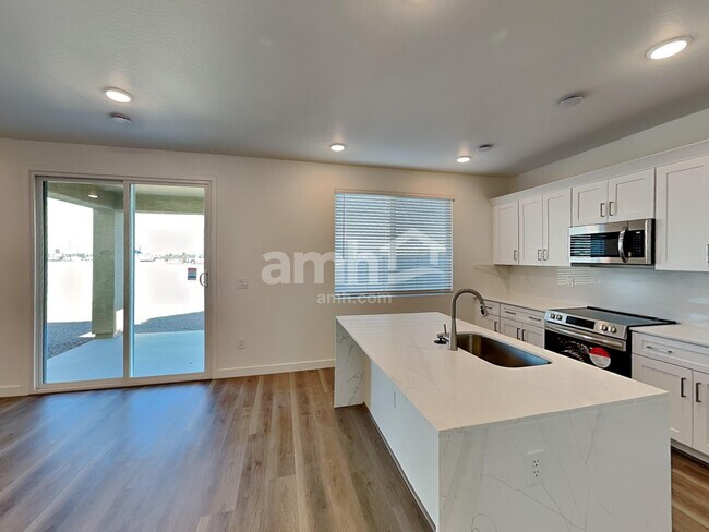 Foto del edificio - 9726 W Luxton Ln