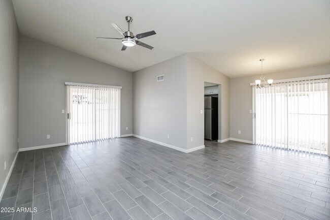Foto del edificio - 7619 W Desert Cove Ave