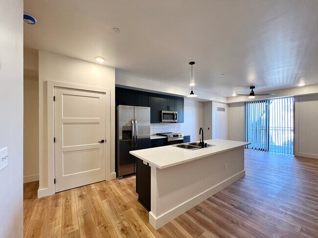 Entrada - 138 E Street