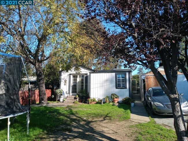 Building Photo - 1004 Lewis Ave