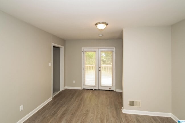 Building Photo - 565 Camellia Rd