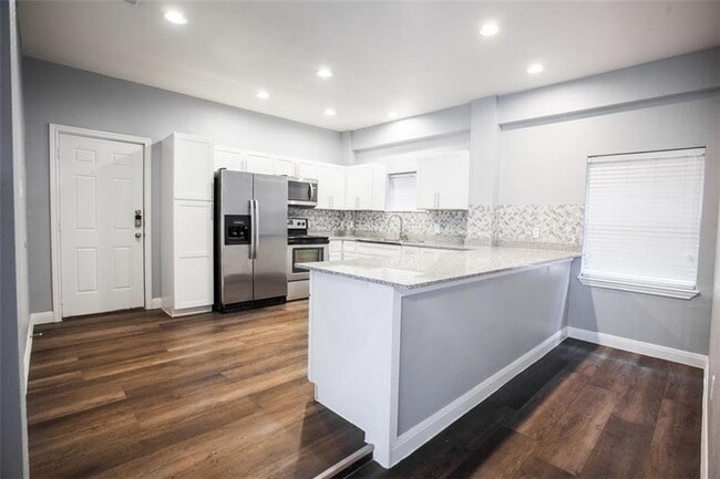 Building Photo - 504 W 35th St