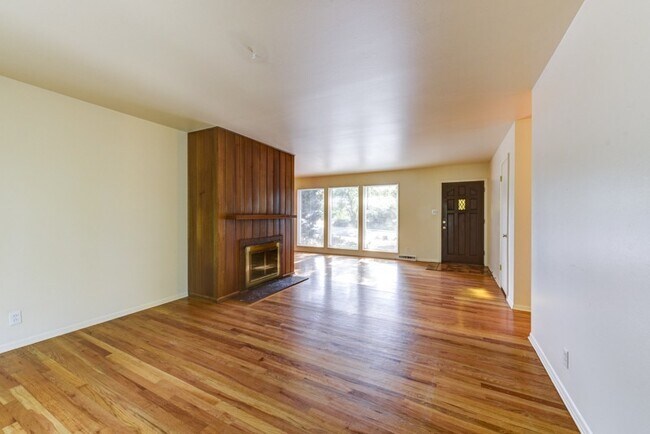 Foto del edificio - Pre-Lease August 2026; Large 5 Bedroom 3 B...