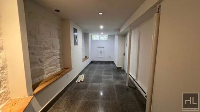 Building Photo - NEWLY RENOVATED BEAUTIFUL 2 BEDROOMS WITH ...