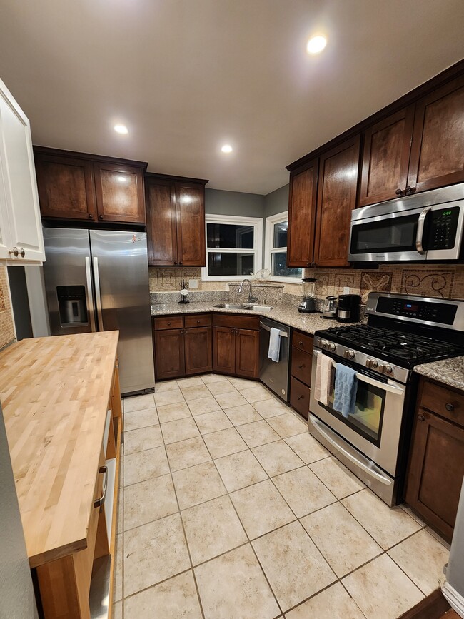 Foto del edificio - 3661 W 111th St