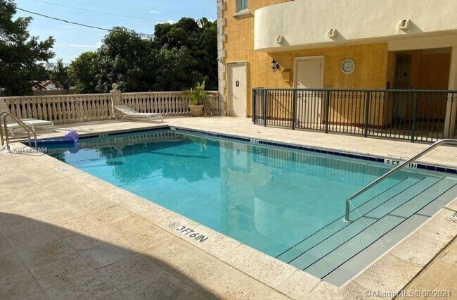 Foto del edificio - 8888 Collins Ave