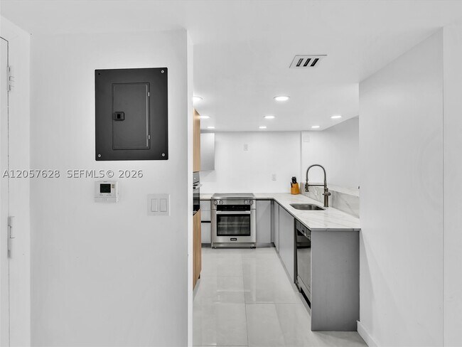 Foto del edificio - 10000 W Bay Harbor Dr