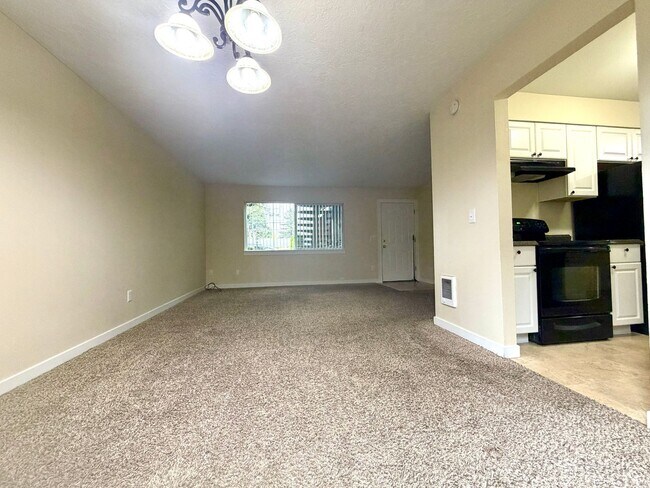 Foto del edificio - **50% OFF THE FIRST MONTH'S RENT** Montavilla 2 Bedroom Main Floor Apartment w/ A/C and Off Stree...
